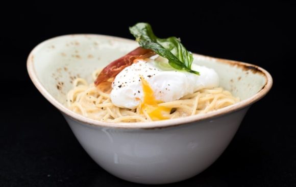 Huevo pochado al tartufo sobre Capellini hechos en casa