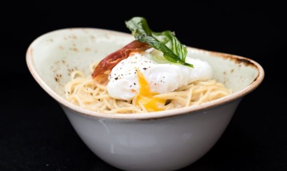 Huevo pochado al tartufo sobre Capellini hechos en casa