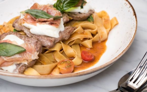 Saltimbocca (ternera orgánica, mozzarella, salvia y prosciutto) sobre tagliatelle de la casa