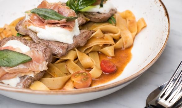 Saltimbocca (ternera orgánica, mozzarella, salvia y prosciutto) sobre tagliatelle de la casa