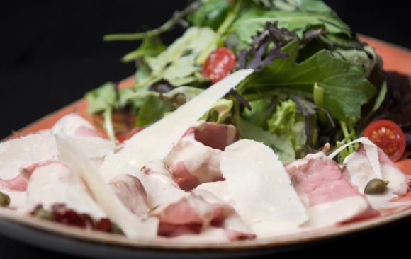 Ensalada Piemontese con Vitello Tonnato