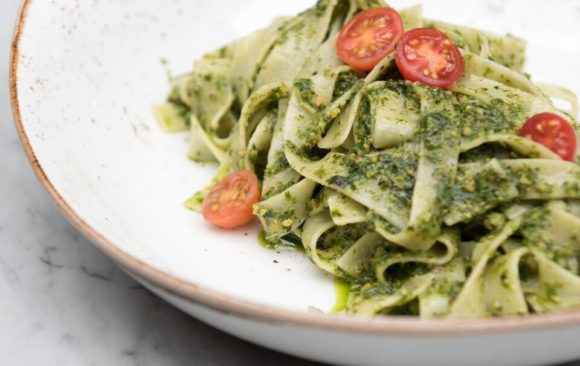 Tagliatelle con pesto orgánico de la casa