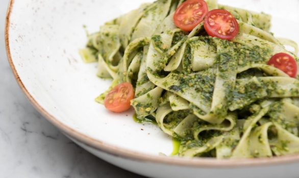 Tagliatelle con pesto orgánico de la casa