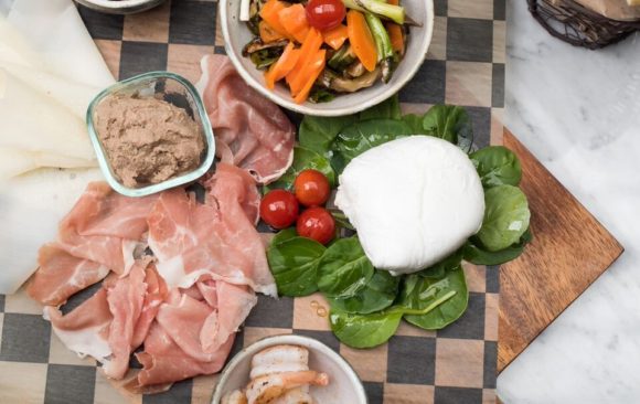 Arme su propia tabla con mozzarella, camarones, verduras, paté y una deliciosa selección de productos