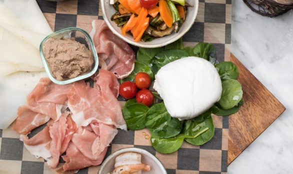 Arme su propia tabla con mozzarella, camarones, verduras, paté y una deliciosa selección de productos