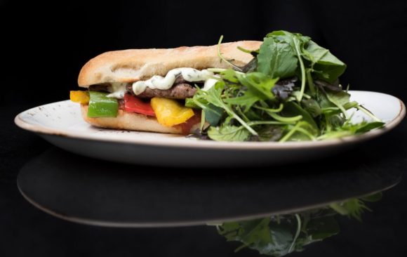 Pepito Pomeriggio: sándwich de filete con selección de pimientos salteados