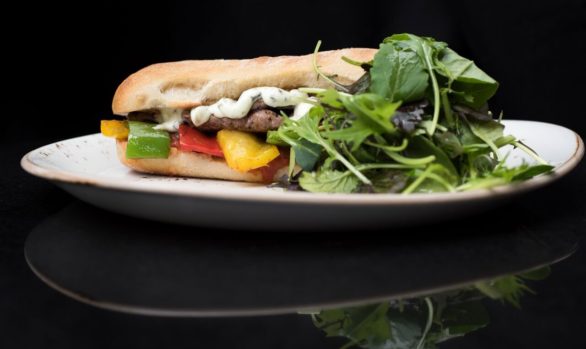 Pepito Pomeriggio: sándwich de filete con selección de pimientos salteados