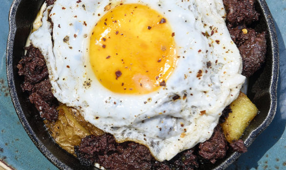 Patatas bravas con morcilla y huevo pochado